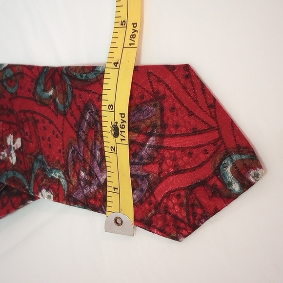 Vintage Valentino Men's Silk Tie with geometric design. - Picture 8 of 9